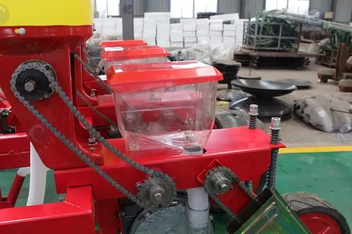 Detalle de la máquina sembradora de maíz.