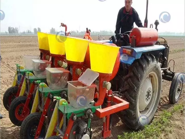 imagen de trabajo del equipo de siembra de maíz