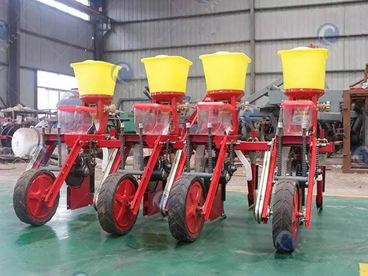 máquina sembradora de maíz de cuatro hileras