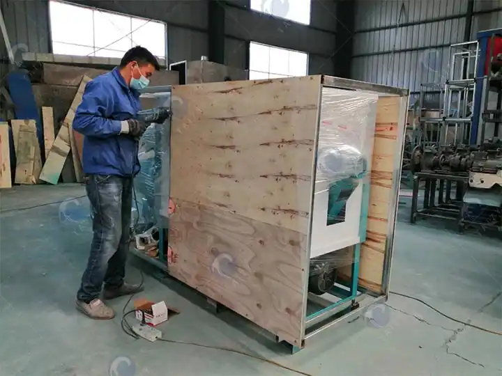 T3 Corn Grits Milling Machine Shipped To The Usa 1 Workers Are Nailing The Crates.