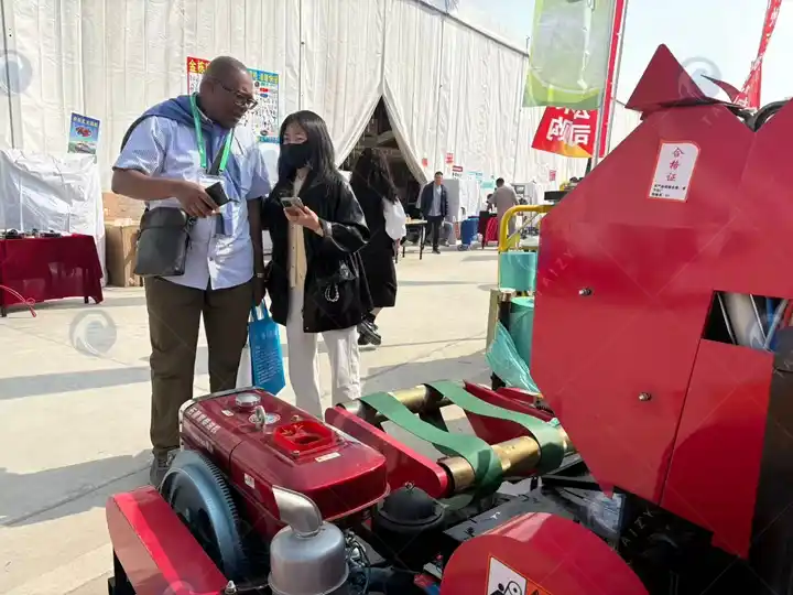 Taizy Leva Você à Exposição Internacional de Máquinas Agrícolas da China 2025 8 Discutindo Detalhes da Máquina com Clientes