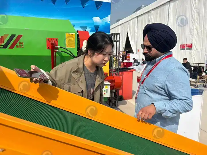 Taizy Takes You To The 2025 China International Agricultural Machinery Exhibition 16 Apresentando Detalhes da Máquina aos Clientes