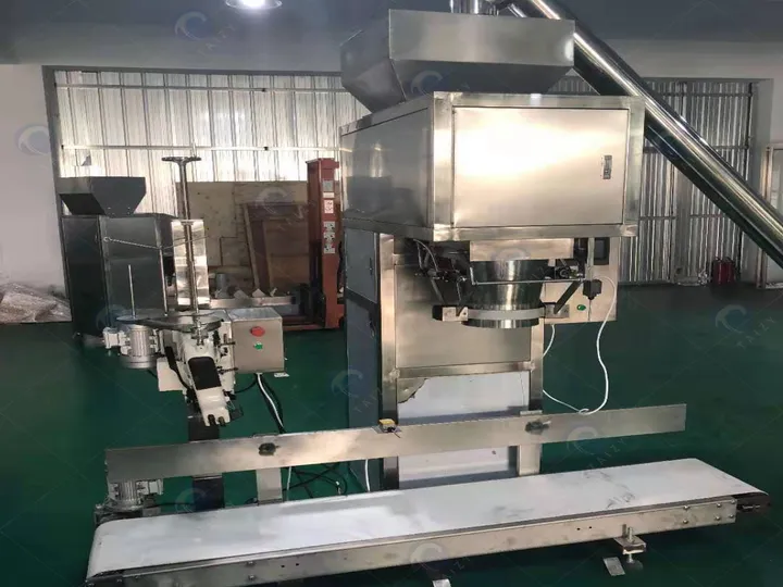 آلة تعبئة دقيق الذرة 14 آلة تعبئة دقيق الذرة الأوتوماتيكية بالكامل 50 كجم