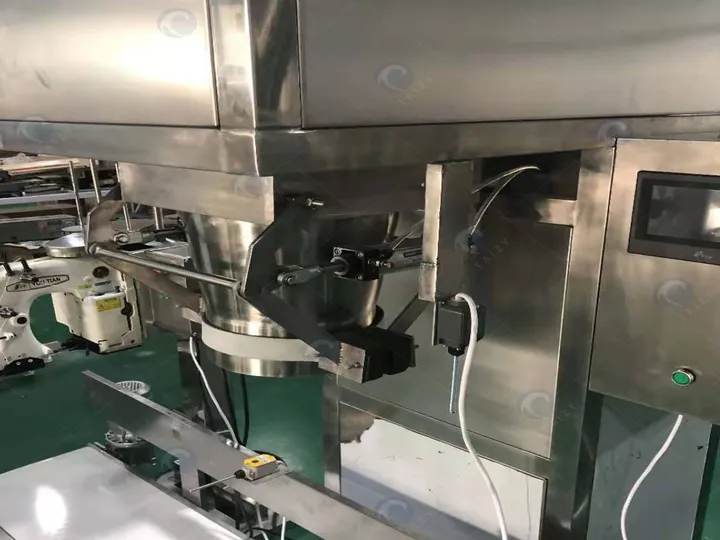 آلة تعبئة دقيق الذرة 11 منفذ تغذية المادة