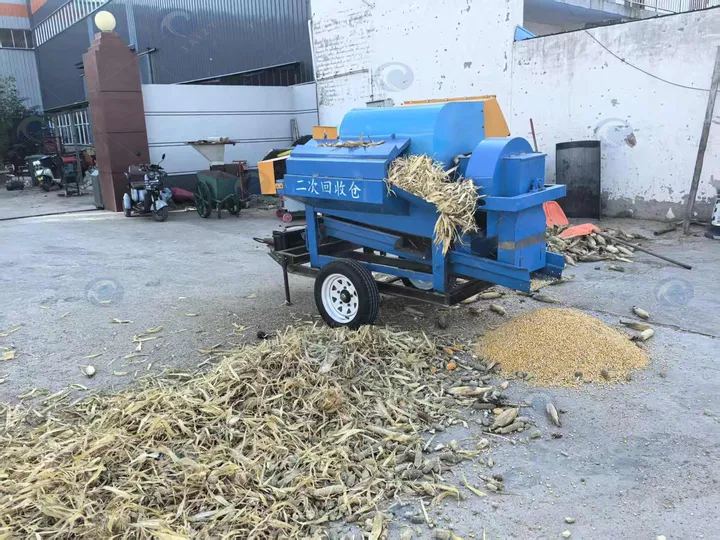 5 Tons/H Multifunctional Corn Thresher 10 The Multifunctional Thresher Is Threshing Corn