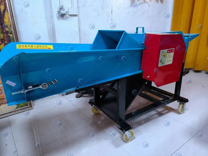 Machine de broyage pour ensilage de tiges de maïs