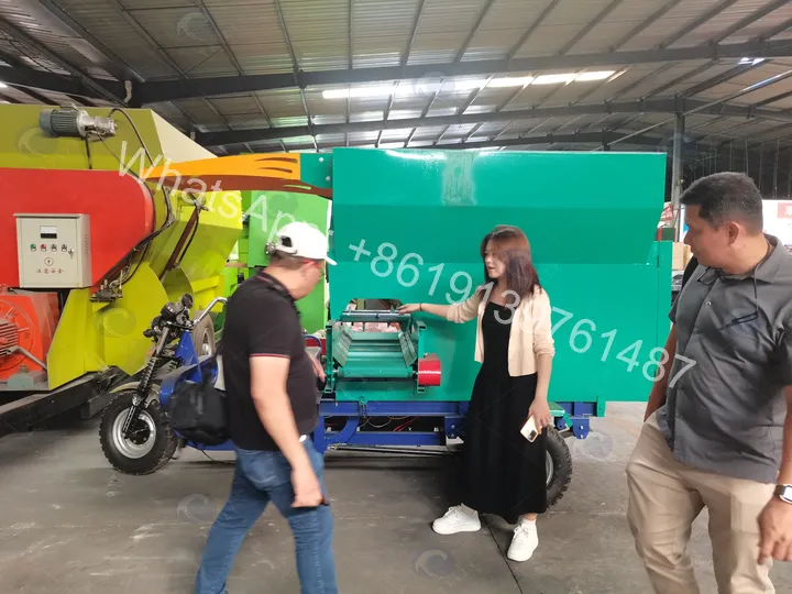 Taizy Sales Rep Introducing The Electric Tmr Mixer Feeder Wagon